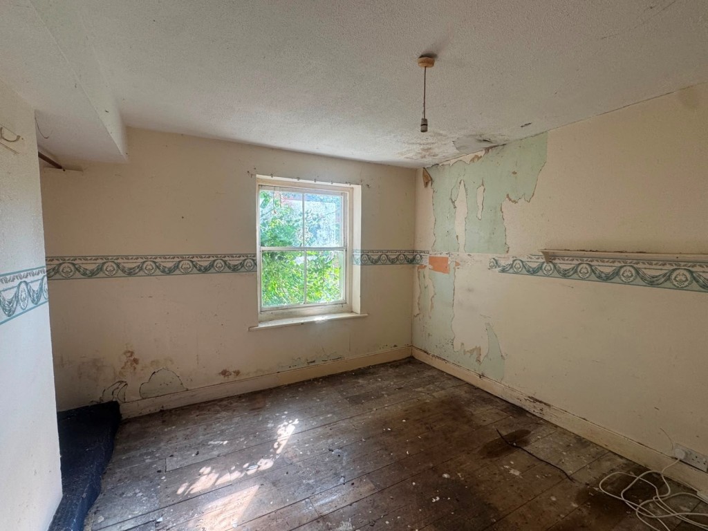 Lot: 43 - ONE-BEDROOM GARDEN FLAT FOR TOTAL REFURBISHMENT - Bedroom